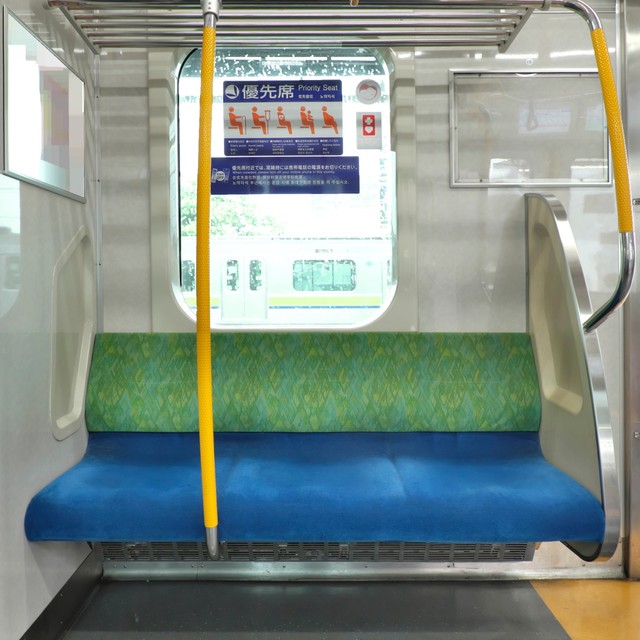 約3人に2人が、電車に乗った際に「優先席に座ることがある」と回答　※画像はイメージです（Shuttarou/stock.adobe.com）