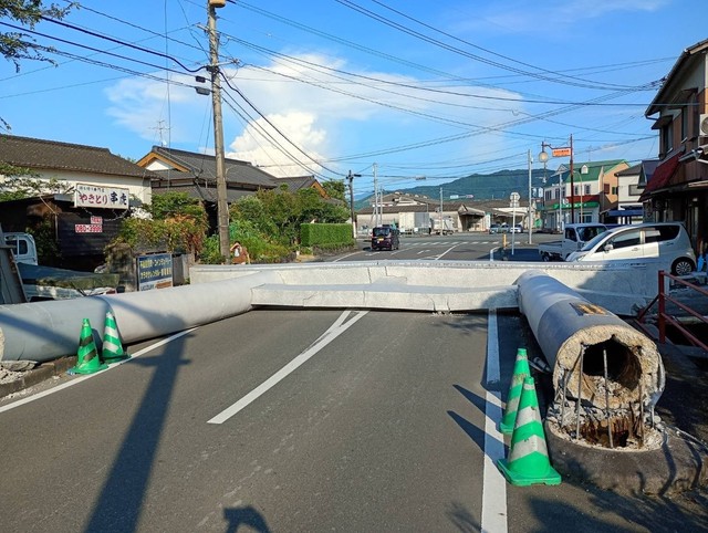 震災直後、鳥居が倒れている熊本県八代市内の様子（「たかきのバナナ」さん提供）