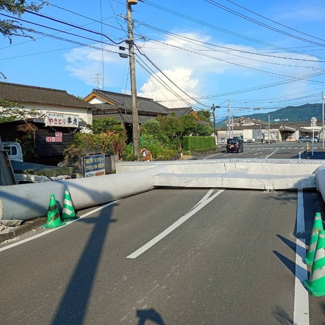 震災直後、鳥居が倒れている熊本県八代市内の様子（「たかきのバナナ」さん提供）