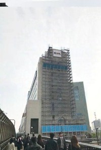 足場が組まれたと思ったら…（神戸くまえもんさんさん提供）