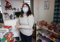 正木さんが自宅の玄関先で営む駄菓子屋「ひみつきち」。放課後になると近所の子どもたちが次々と訪れる（京都市山科区）