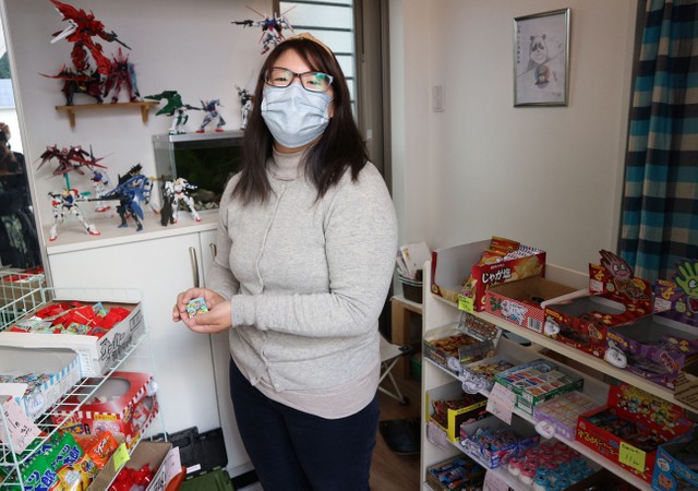 正木さんが自宅の玄関先で営む駄菓子屋「ひみつきち」。放課後になると近所の子どもたちが次々と訪れる（京都市山科区）