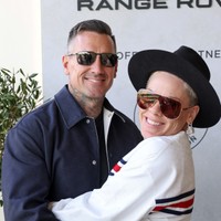 夫のケアリー・ハート（左）との離婚説を否定したピンク