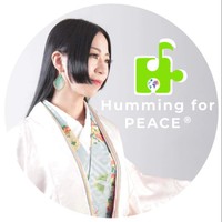 ハミングシンガー・かくばりゆきえとイベントのシンボルマークである「パズルのピース」