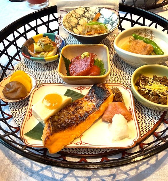 和朝食は籠盛りで登場＝上田寿美子撮影