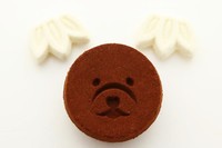 ココアの押しものと竹のミルクにお湯を注げばミルクココアが出来上がる＝亀屋良長　吉村良和さん（@yoshimura0303）提供