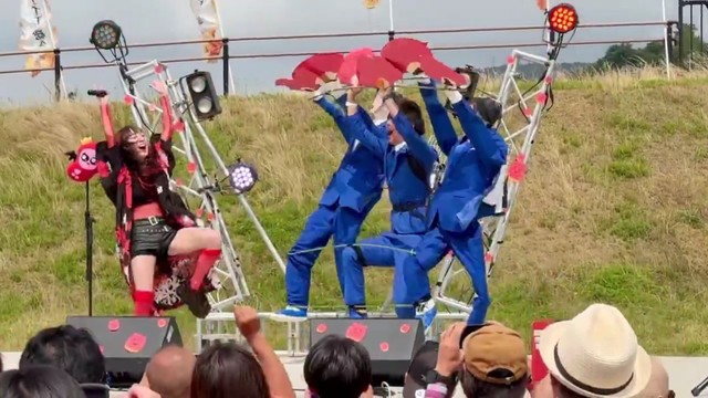 3人組バックダンサーと思いきや…（ずんださん提供）