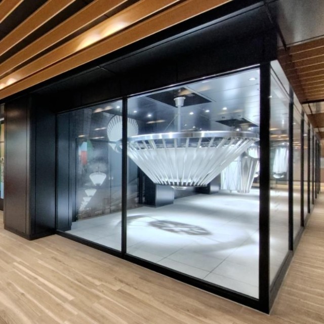 広めの空間で博物館のような佇まい（森ノ宮駅）