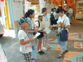 犬や猫の殺処分を減らそう　小学生が街頭で募金を呼びかけ