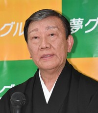 昨年４月の会見で引退を撤回し「もう一回頑張ります」と現役続行を宣言した橋幸夫さん