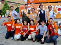 全国比例、大阪選挙区の候補予定者らと写真に収まる参政党の神谷宗幣代表（後列右から2人目）