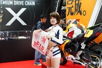 「東京モーターサイクルショー2026」の企業ブースを彩ったコンパニオン