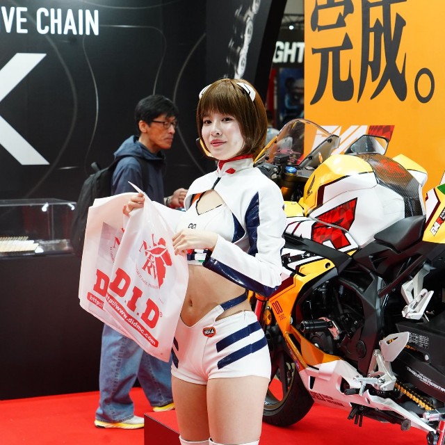 「東京モーターサイクルショー2026」の企業ブースを彩ったコンパニオン