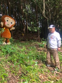 ヒバゴン目撃時に市役所に誕生した「類人猿相談係」の恵木剋行氏（右）。第１目撃地を検証した