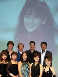 本田美奈子．さんの遺影の前で故人をしのぶ（下段左から）麻生かほ里、鈴木ほのか、早見優、島田歌穂、入絵加奈子（上段左から）津田英佑、岡田静、宮川浩、戸井勝海＝2007年