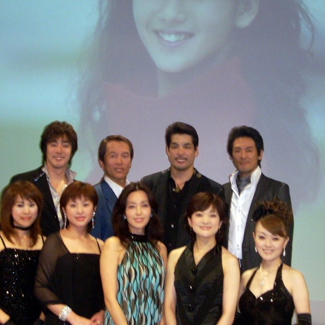 本田美奈子．さんの遺影の前で故人をしのぶ（下段左から）麻生かほ里、鈴木ほのか、早見優、島田歌穂、入絵加奈子（上段左から）津田英佑、岡田静、宮川浩、戸井勝海＝2007年