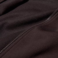 コットンブレンド素材で、適度なハリとしなやかさがあり、きれいな表情。裏面はポリエステルですべりがよく、着心地も快適。（提供写真）