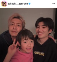 息子2人ともピース！（つるの剛士公式インスタグラムより）
