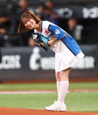 始球式を務め、笑顔を見せる秋元真夏＝エスコンフィールド北海道