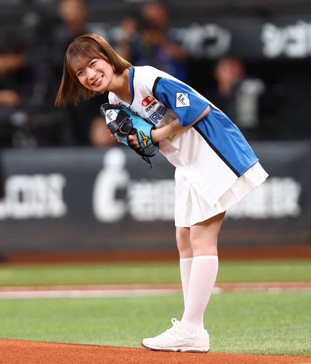 始球式を務め、笑顔を見せる秋元真夏＝エスコンフィールド北海道