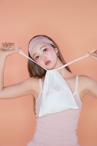 「CALNAMUR」と「ALEXIA STAM」のコラボスイムウェアを着用する藤田ニコル