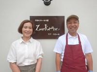 「お菓子作りを続けていきたい」と話す阪本さん（右）と佐季子さん