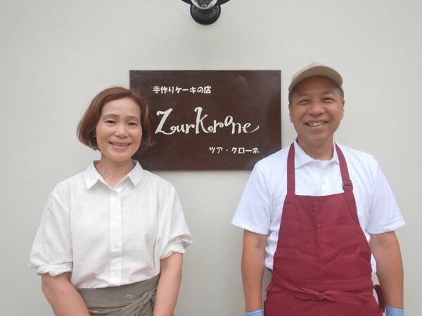 「お菓子作りを続けていきたい」と話す阪本さん（右）と佐季子さん