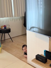 壁からひょっこりと覗いて笑顔を見せる息子。現在は6カ月になったそう／satsukiさん（@nn__sats）提供