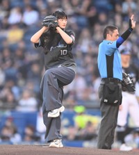 始球式を務める櫻坂46の山﨑天＝ZOZOマリンスタジアム