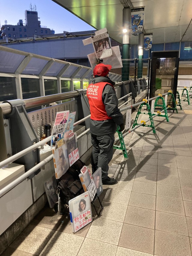 東急溝の口駅とJR武蔵溝ノ口駅の連絡デッキ上で販売を行うポン太さん