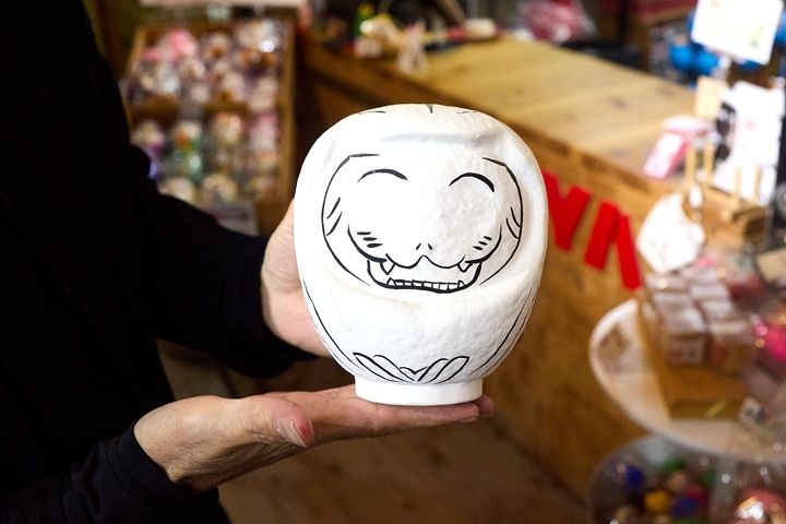 シンガポールで販売した「マーライオンだるま」

