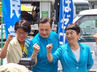 福島瑞穂党首（右）らと社民党の国政政党存続に向けて意気込むラサール石井（中央）＝都内ＪＲ新宿駅南口