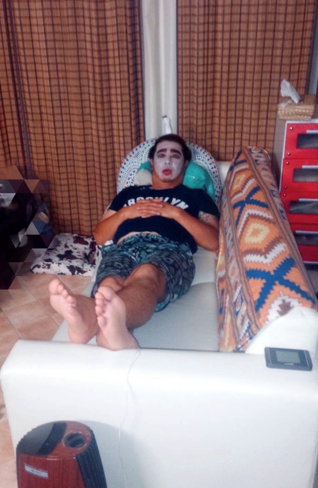 ソファで眠るバカ殿