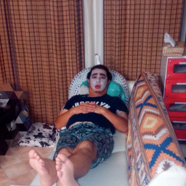 ソファで眠るバカ殿