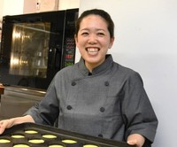 ロマランの味を復活させようと、新店舗で菓子作りをする鞠子さん