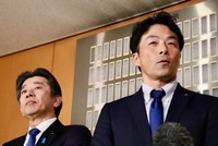 記者団の取材に応じる（左から）岸口実氏、増山誠氏＝兵庫県議会