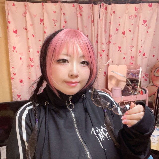 後ろから見ると黒髪三つ編みの”おとなしい見た目”だったあほすたさん　　