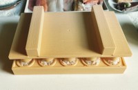 押し型の凸部分を型枠にはめるように押します