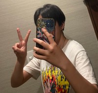 大好きなゴジラTシャツを着てピース。