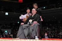 断髪式で宮城野親方（元横綱・白鵬）のマゲにハサミを入れるGACKT＝2023年1月28日、両国国技館