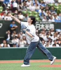 始球式を行う蒔田彩珠
