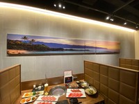 壁に飾られたハワイを感じさせてくれる風景画