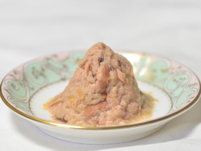 ピラミッドのように高く盛り付けると、猫はよく食べる傾向がある