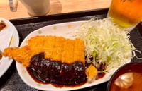 名古屋名物・味噌カツに舌鼓 ※レニックさん提供