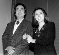 大和田獏（左）との婚約を発表した岡江久美子さん＝1983年1月