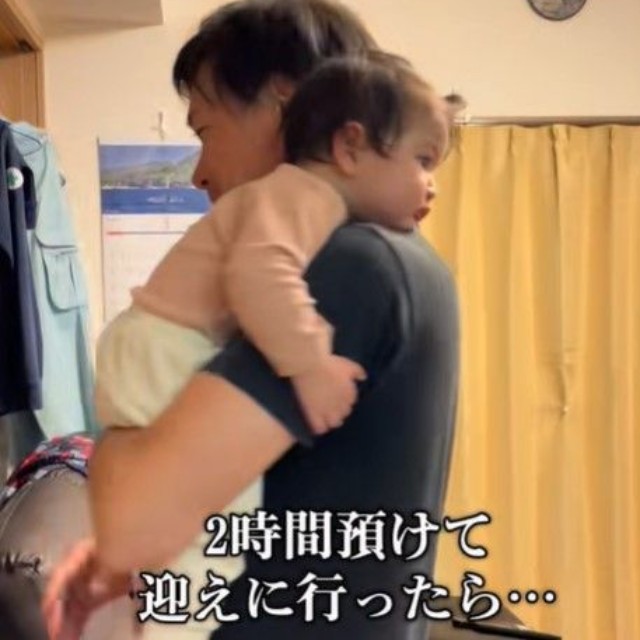 おじいちゃんに抱っこされる赤ちゃん（提供：@nakayama.stさん）
