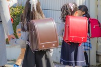 小学校入学まではあっという間…ランドセルの購入で慌ててないためにも準備しておきたいですね（Sally B/stock.adobe.com）