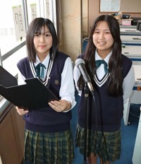 いじめ被害の相談を呼びかけるアナウンスを担当した橋口さん（左）と今須さん（大津市御陵町・大津商業高）