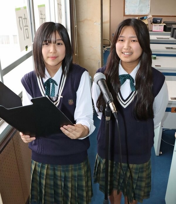いじめ被害の相談を呼びかけるアナウンスを担当した橋口さん（左）と今須さん（大津市御陵町・大津商業高）
