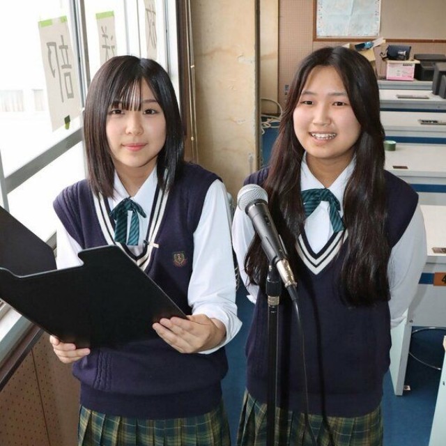 いじめ被害の相談を呼びかけるアナウンスを担当した橋口さん（左）と今須さん（大津市御陵町・大津商業高）
